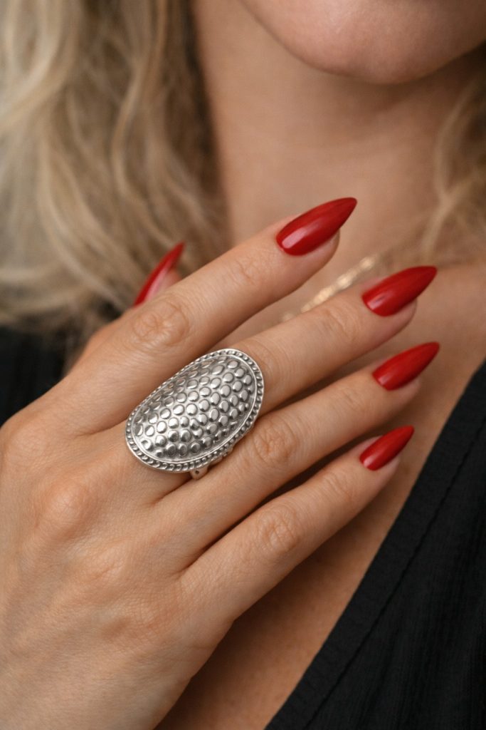 ✨ UShine.gr: Ατσάλινο statement δαχτυλίδι οβάλ με ανάγλυφη υφή (Ασημί) No 1339