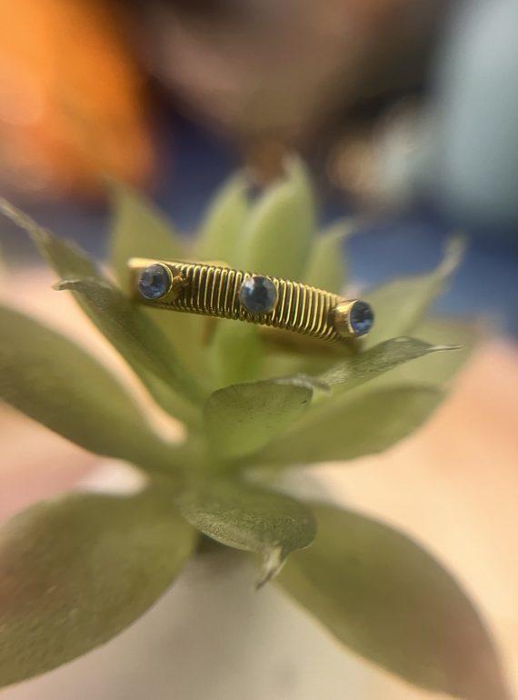 ✨ UShine.gr: Ατσάλινο statement δαχτυλίδι με μπλε πέτρες & ανάγλυφη spiral υφή (χρυσό) No 1340