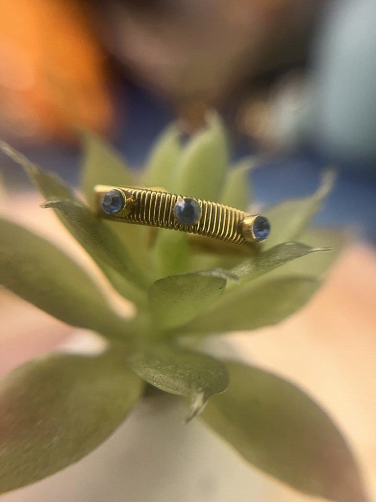 ✨ UShine.gr: Ατσάλινο statement δαχτυλίδι με μπλε πέτρες & ανάγλυφη spiral υφή (χρυσό) No 1340