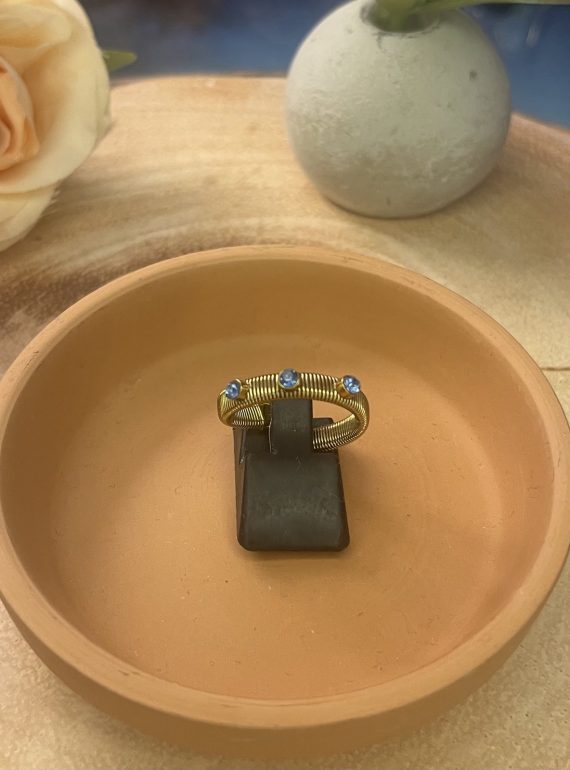 ✨ UShine.gr: Ατσάλινο statement δαχτυλίδι με μπλε πέτρες & ανάγλυφη spiral υφή (χρυσό) No 1340