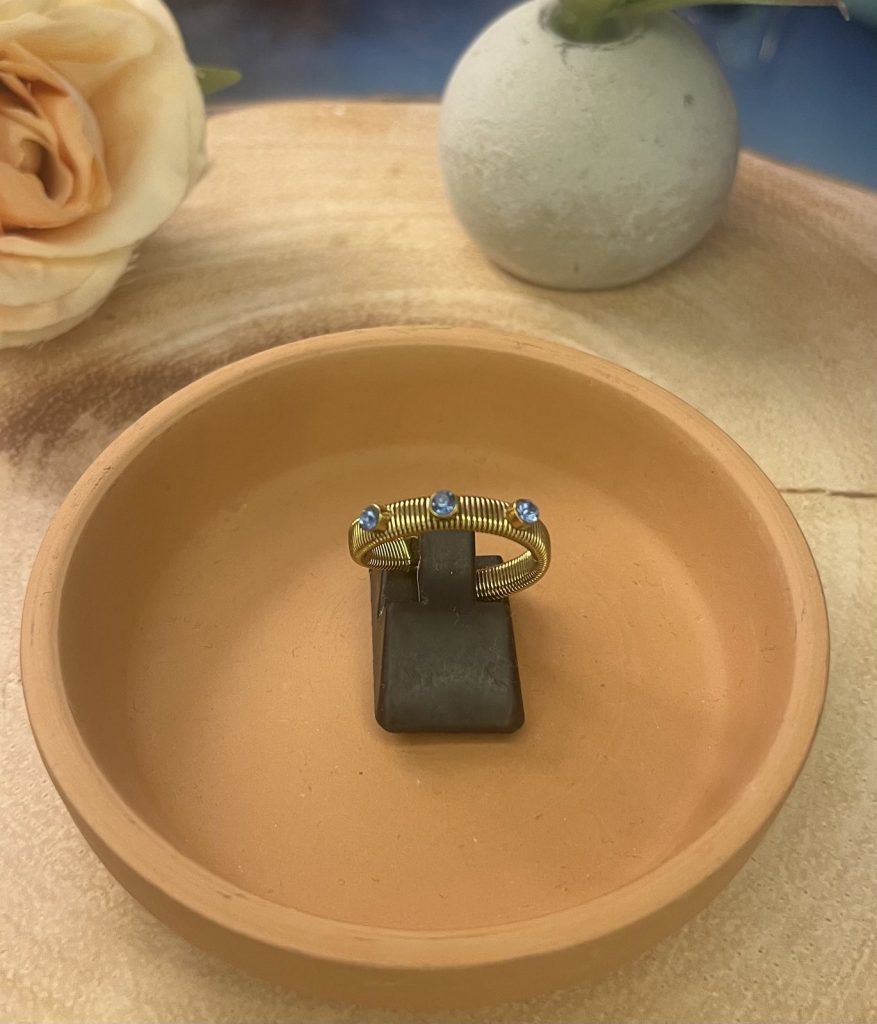 ✨ UShine.gr: Ατσάλινο statement δαχτυλίδι με μπλε πέτρες & ανάγλυφη spiral υφή (χρυσό) No 1340