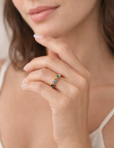 ✨ UShine.gr: Ατσάλινο statement δαχτυλίδι με μπλε πέτρες & ανάγλυφη spiral υφή (χρυσό) No 1340