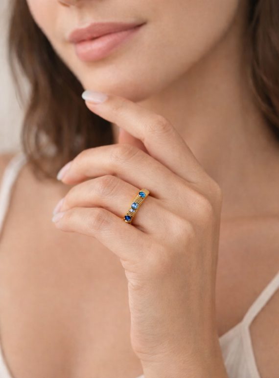 ✨ UShine.gr: Ατσάλινο statement δαχτυλίδι με μπλε πέτρες & ανάγλυφη spiral υφή (χρυσό) No 1340