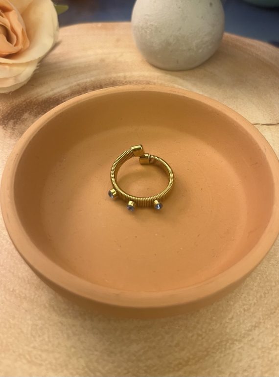 ✨ UShine.gr: Ατσάλινο statement δαχτυλίδι με μπλε πέτρες & ανάγλυφη spiral υφή (χρυσό) No 1340