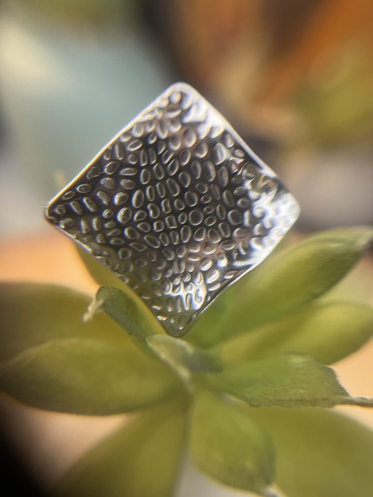 ✨ UShine.gr: Ατσάλινο statement δαχτυλίδι τετράγωνο με ανάγλυφη υφή No 1350