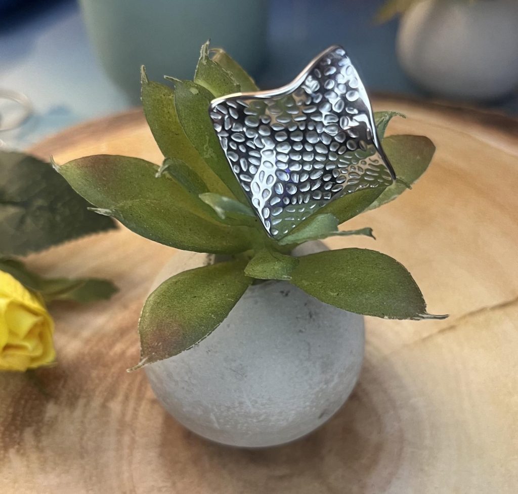 ✨ UShine.gr: Ατσάλινο statement δαχτυλίδι τετράγωνο με ανάγλυφη υφή No 1350