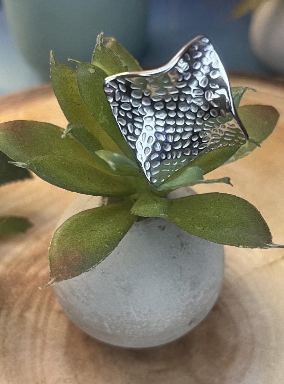 ✨ UShine.gr: Ατσάλινο statement δαχτυλίδι τετράγωνο με ανάγλυφη υφή No 1350