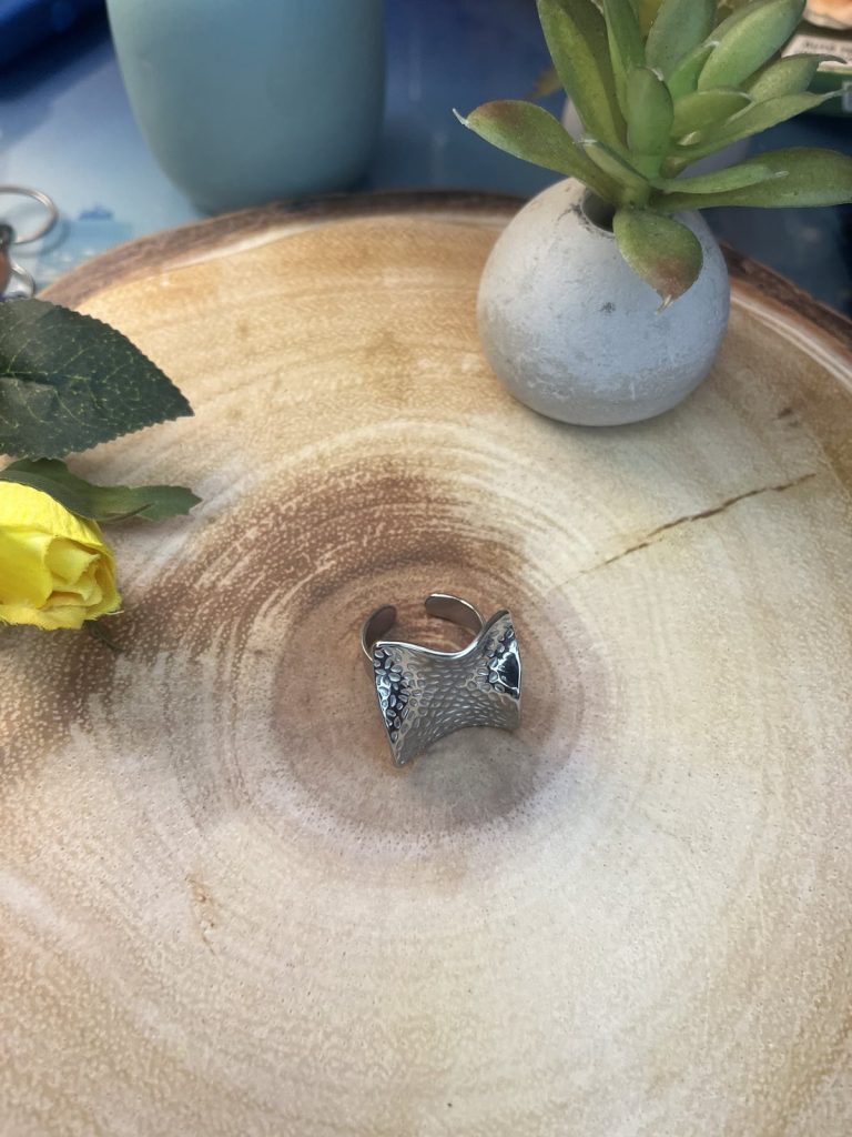 ✨ UShine.gr: Ατσάλινο statement δαχτυλίδι τετράγωνο με ανάγλυφη υφή No 1350