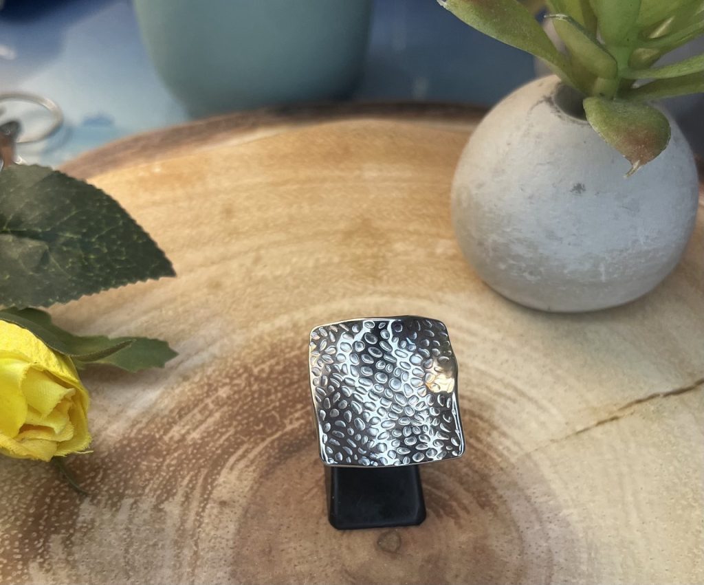 ✨ UShine.gr: Ατσάλινο statement δαχτυλίδι τετράγωνο με ανάγλυφη υφή No 1350