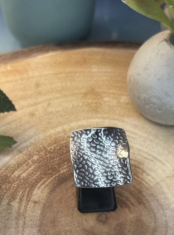 ✨ UShine.gr: Ατσάλινο statement δαχτυλίδι τετράγωνο με ανάγλυφη υφή No 1350