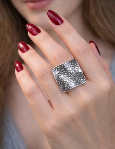 ✨ UShine.gr: Ατσάλινο statement δαχτυλίδι τετράγωνο με ανάγλυφη υφή No 1350