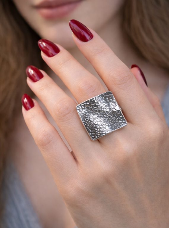 ✨ UShine.gr: Ατσάλινο statement δαχτυλίδι τετράγωνο με ανάγλυφη υφή No 1350