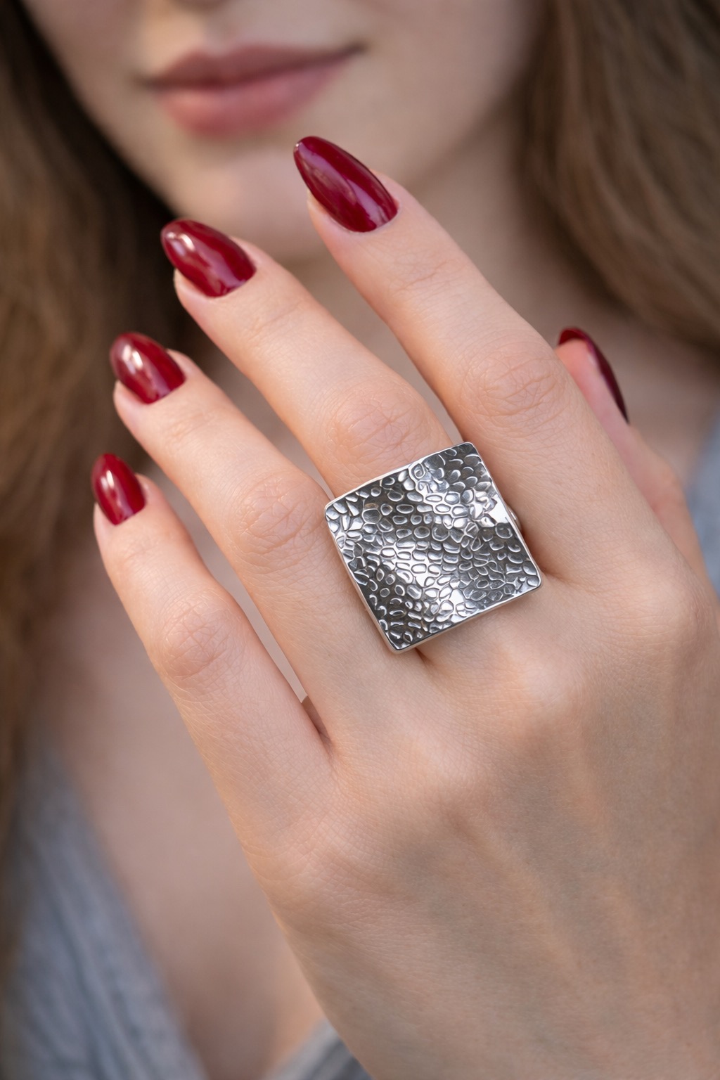 ✨ UShine.gr: Ατσάλινο statement δαχτυλίδι τετράγωνο με ανάγλυφη υφή No 1350