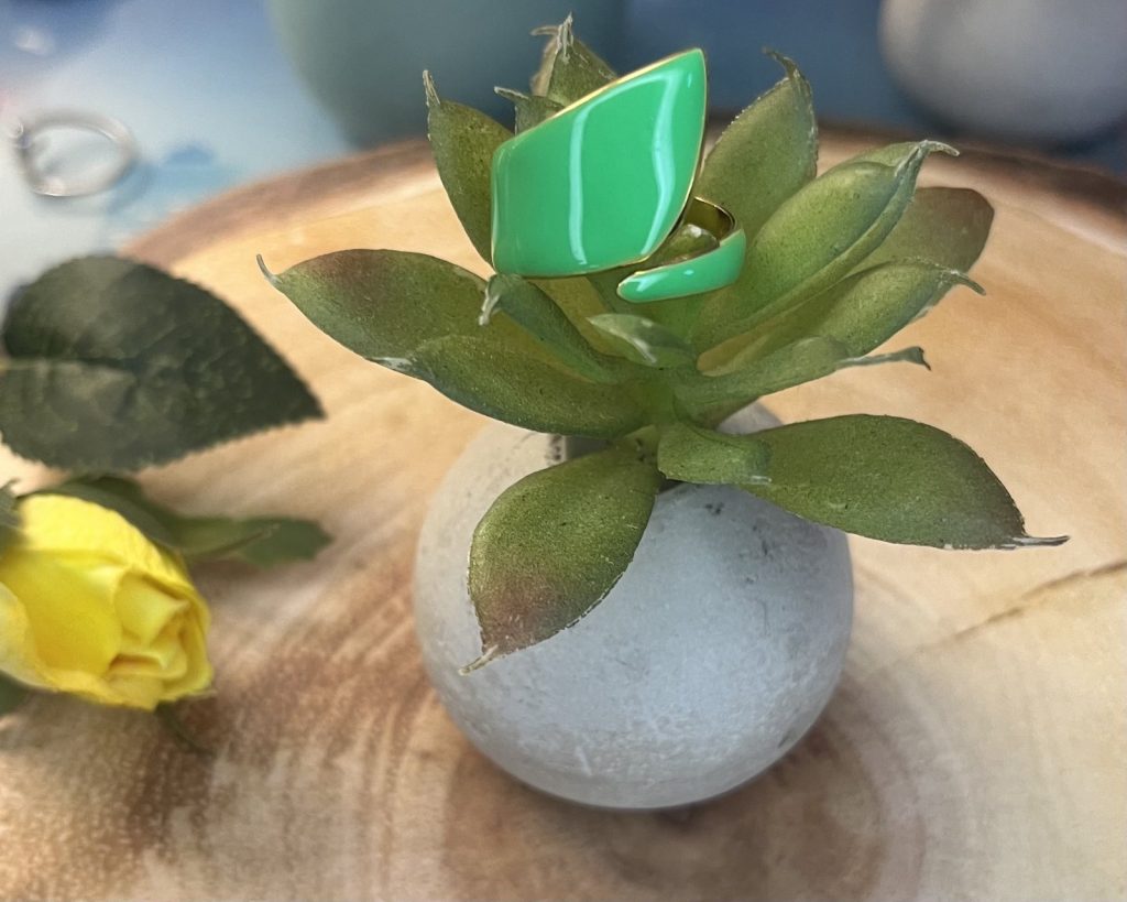 ✨ UShine.gr: Ατσάλινο statement δαχτυλίδι με πράσινη πέτρα σε γεωμετρικό σχέδιο No 1351