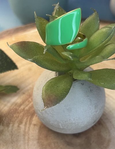 ✨ UShine.gr: Ατσάλινο statement δαχτυλίδι με πράσινη πέτρα σε γεωμετρικό σχέδιο No 1351