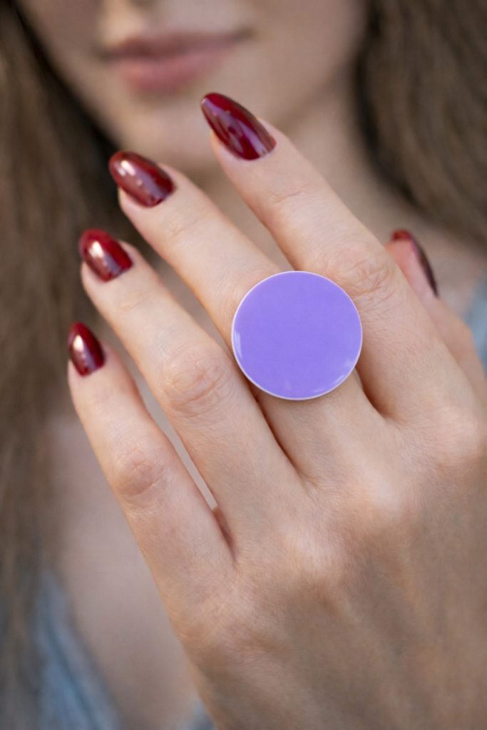 ✨ UShine.gr: Ατσάλινο statement δαχτυλίδι οβάλ με glossy επιφάνεια (λιλά) No 1353