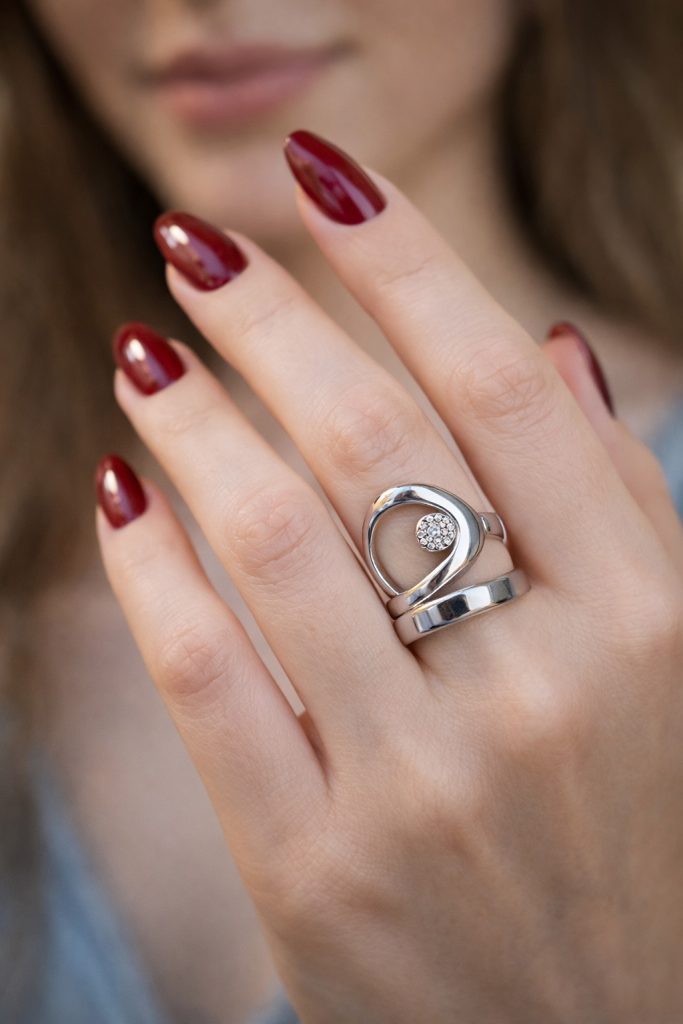 ✨ UShine.gr: Ατσάλινο statement δαχτυλίδι swirl με κεντρικό κρύσταλλο (ασημί)) No 1355