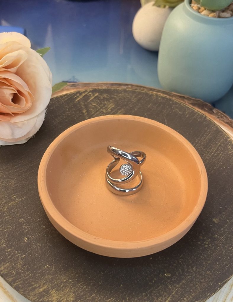 ✨ UShine.gr: Ατσάλινο statement δαχτυλίδι swirl με κεντρικό κρύσταλλο (ασημί)) No 1355