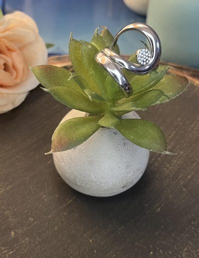 ✨ UShine.gr: Ατσάλινο statement δαχτυλίδι swirl με κεντρικό κρύσταλλο (ασημί)) No 1355