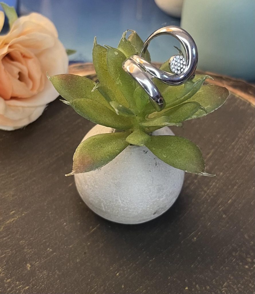 ✨ UShine.gr: Ατσάλινο statement δαχτυλίδι swirl με κεντρικό κρύσταλλο (ασημί)) No 1355