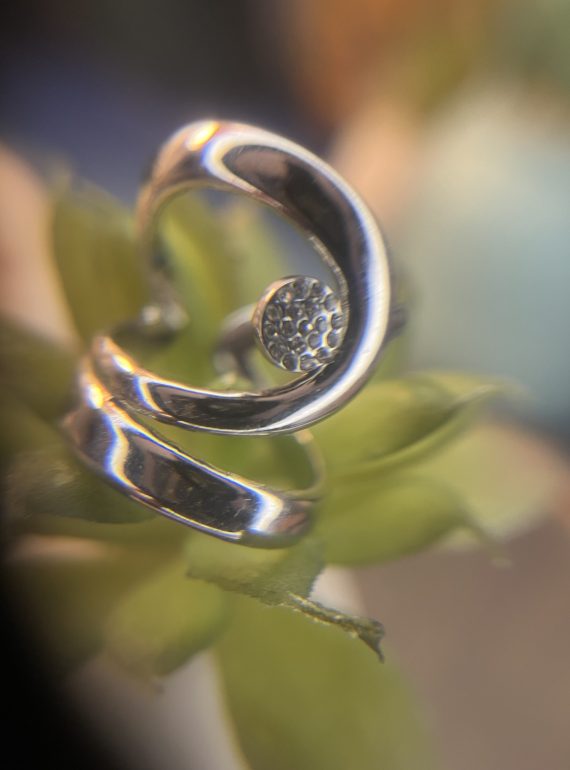 ✨ UShine.gr: Ατσάλινο statement δαχτυλίδι swirl με κεντρικό κρύσταλλο (ασημί)) No 1355