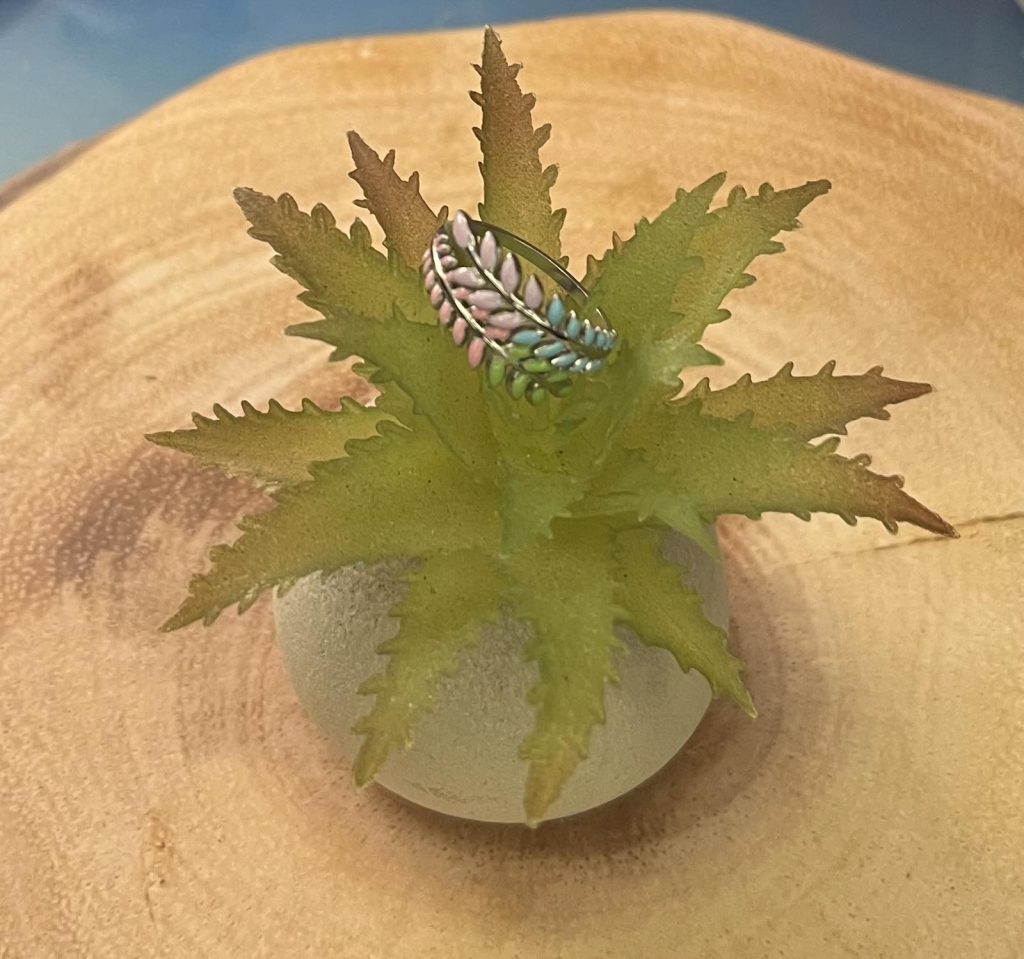 ✨ UShine.gr: Ατσάλινο statement δαχτυλίδι Leaf με πολύχρωμα φύλλα (ασημί) No 1358