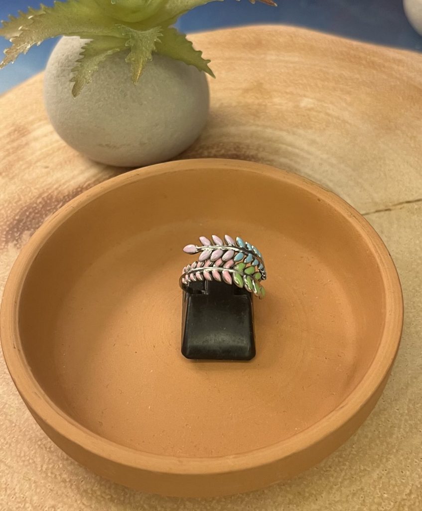 ✨ UShine.gr: Ατσάλινο statement δαχτυλίδι Leaf με πολύχρωμα φύλλα (ασημί) No 1358