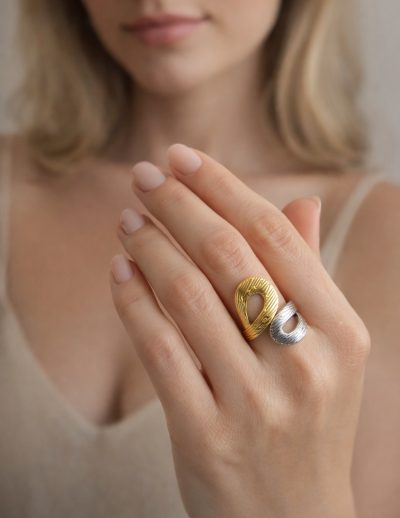 ✨ UShine.gr: Ατσάλινο statement δαχτυλίδι Infinity με ανάγλυφη υφή (δίχρωμο) No 1359