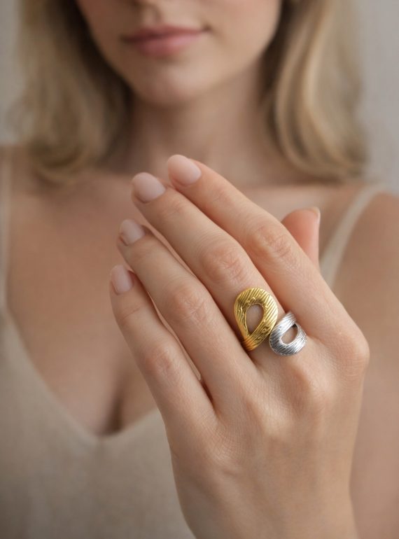 ✨ UShine.gr: Ατσάλινο statement δαχτυλίδι Infinity με ανάγλυφη υφή (δίχρωμο) No 1359