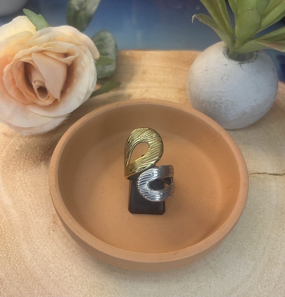 ✨ UShine.gr: Ατσάλινο statement δαχτυλίδι Infinity με ανάγλυφη υφή (δίχρωμο) No 1359