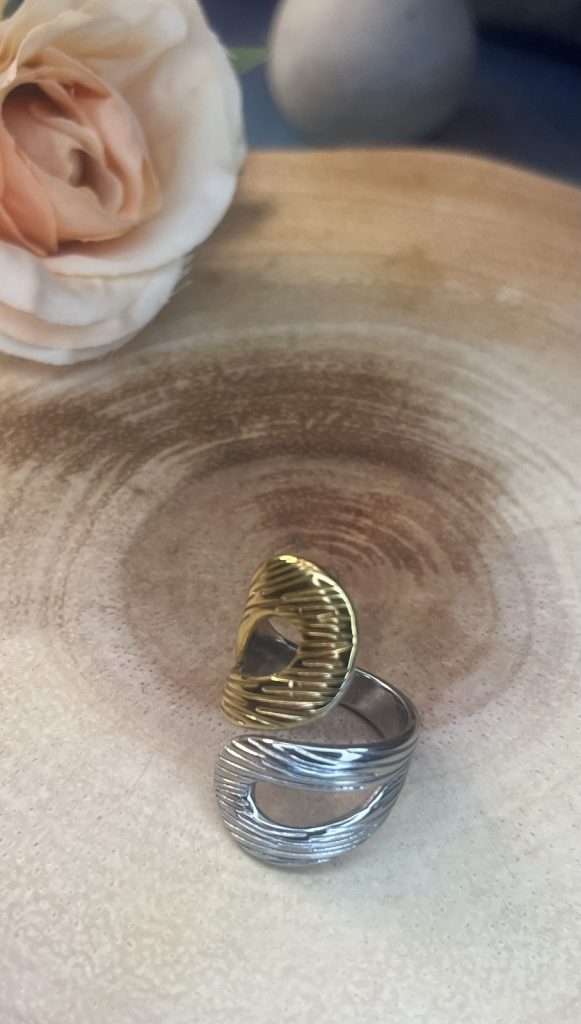 ✨ UShine.gr: Ατσάλινο statement δαχτυλίδι Infinity με ανάγλυφη υφή (δίχρωμο) No 1359