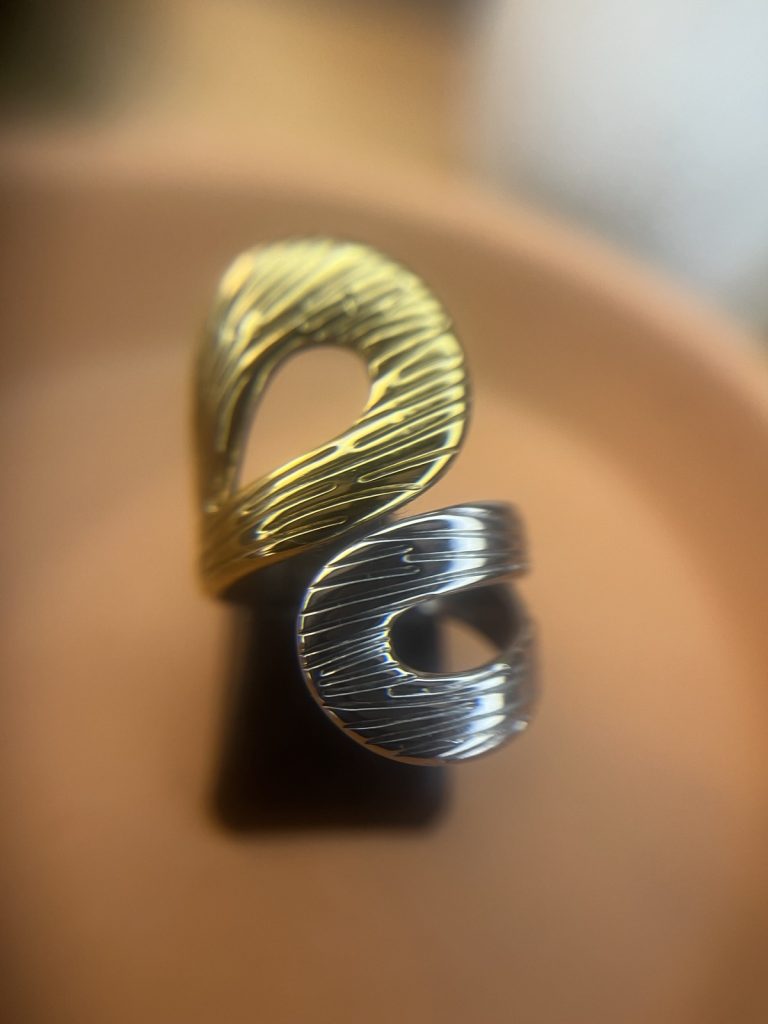 ✨ UShine.gr: Ατσάλινο statement δαχτυλίδι Infinity με ανάγλυφη υφή (δίχρωμο) No 1359