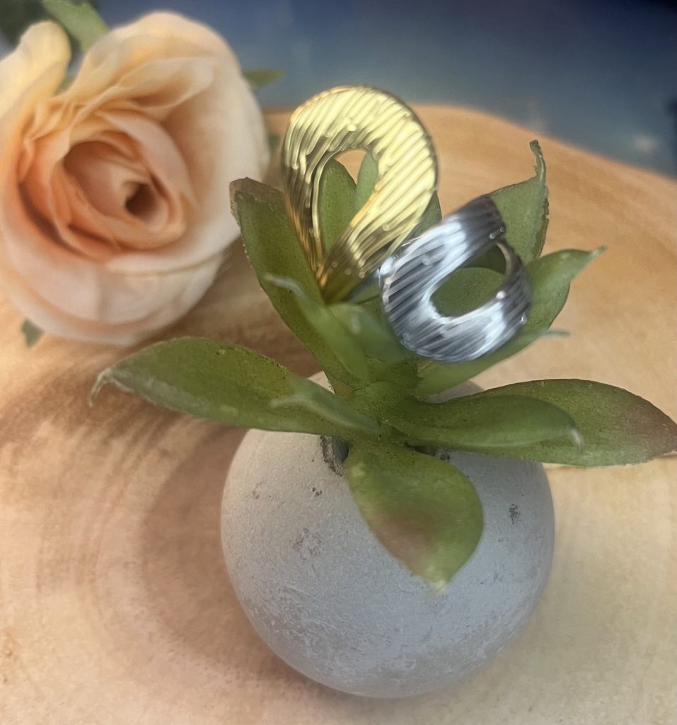 ✨ UShine.gr: Ατσάλινο statement δαχτυλίδι Infinity με ανάγλυφη υφή (δίχρωμο) No 1359