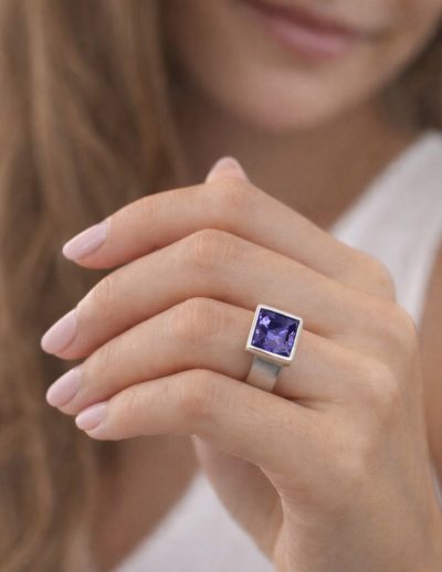 ✨ UShine.gr: Ατσάλινο statement δαχτυλίδι με τετράγωνο κρύσταλλο (μωβ) No 1360