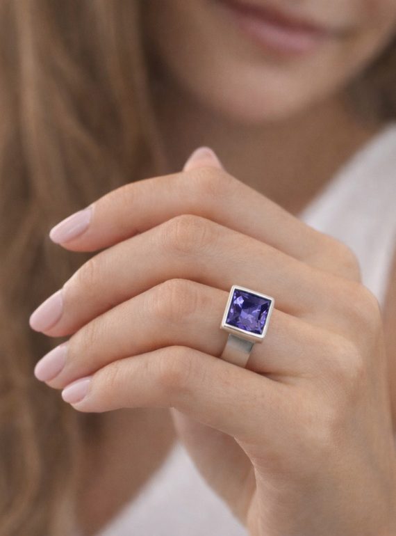 ✨ UShine.gr: Ατσάλινο statement δαχτυλίδι με τετράγωνο κρύσταλλο (μωβ) No 1360