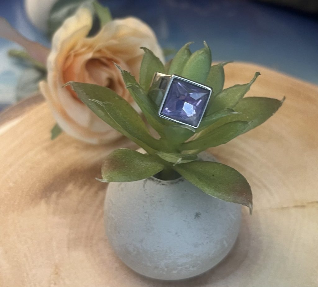 ✨ UShine.gr: Ατσάλινο statement δαχτυλίδι με τετράγωνο κρύσταλλο (μωβ) No 1360