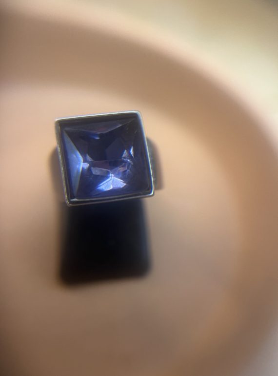 ✨ UShine.gr: Ατσάλινο statement δαχτυλίδι με τετράγωνο κρύσταλλο (μωβ) No 1360