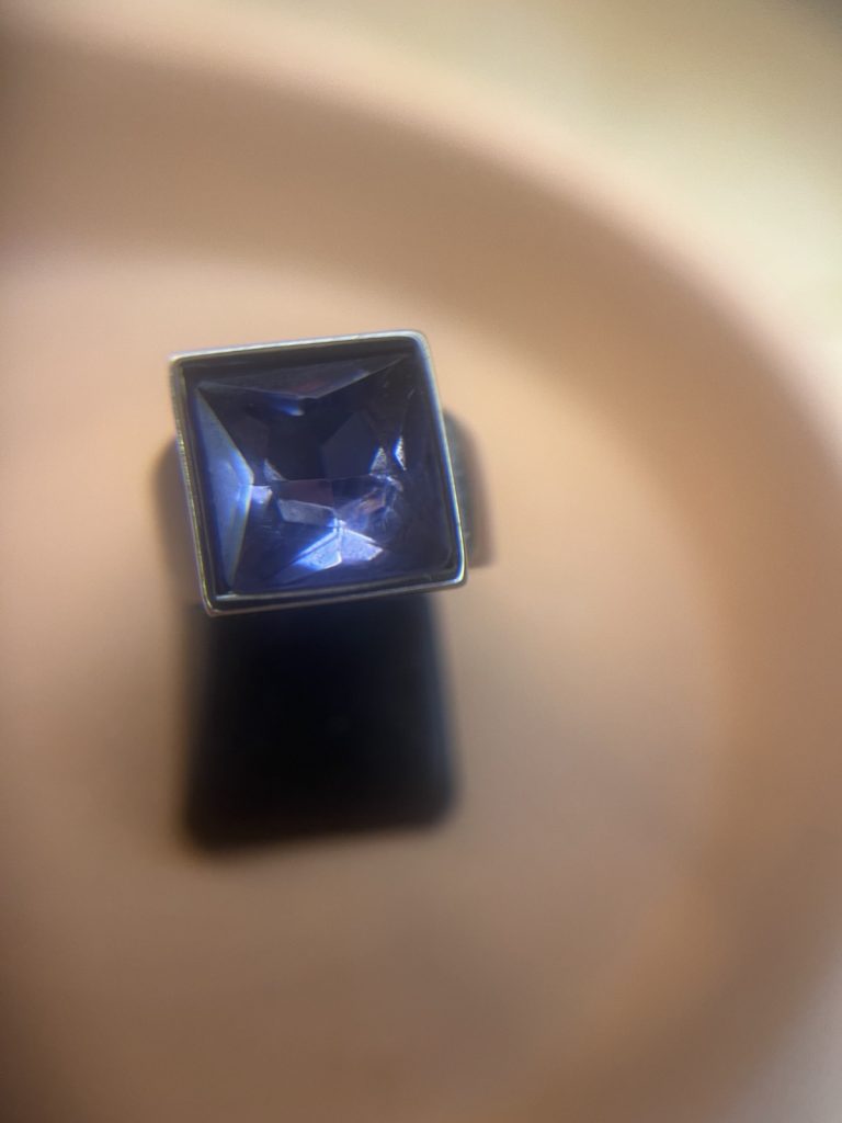 ✨ UShine.gr: Ατσάλινο statement δαχτυλίδι με τετράγωνο κρύσταλλο (μωβ) No 1360