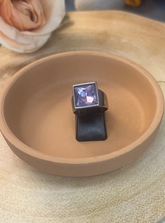 ✨ UShine.gr: Ατσάλινο statement δαχτυλίδι με τετράγωνο κρύσταλλο (μωβ) No 1360