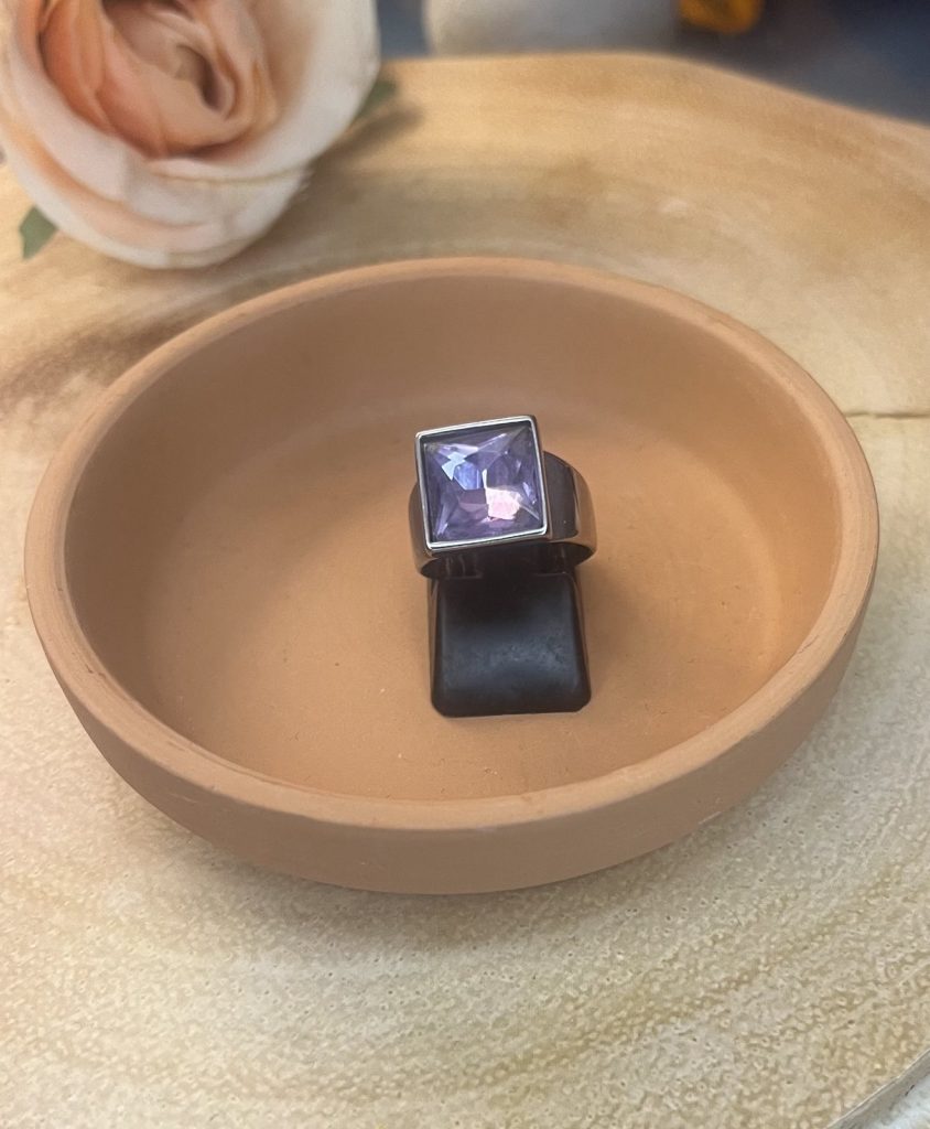 ✨ UShine.gr: Ατσάλινο statement δαχτυλίδι με τετράγωνο κρύσταλλο (μωβ) No 1360