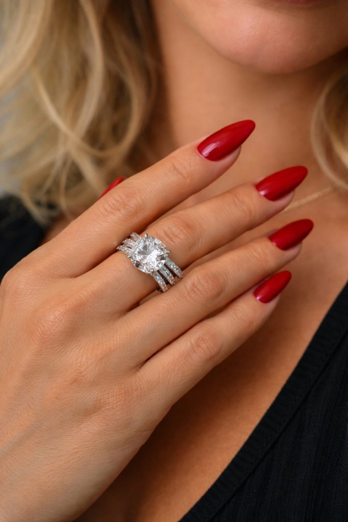 ✨ UShine.gr: Ατσάλινο statement δαχτυλίδι με τετράγωνο κρύσταλλο & pavé λεπτομέρειες No 1362