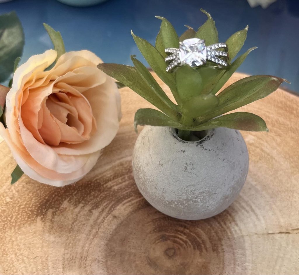 ✨ UShine.gr: Ατσάλινο statement δαχτυλίδι με τετράγωνο κρύσταλλο & pavé λεπτομέρειες No 1362