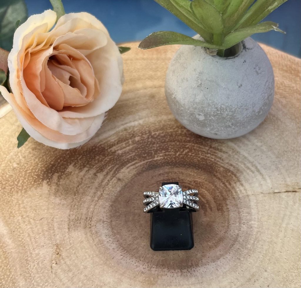 ✨ UShine.gr: Ατσάλινο statement δαχτυλίδι με τετράγωνο κρύσταλλο & pavé λεπτομέρειες No 1362