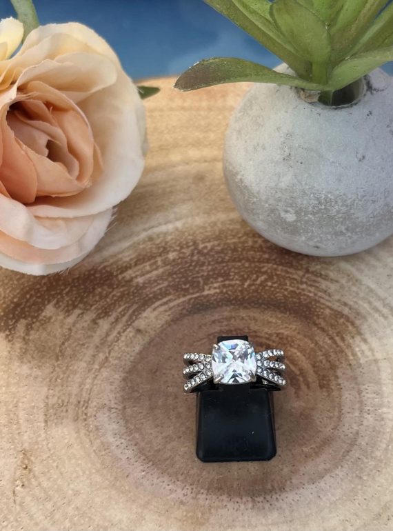 ✨ UShine.gr: Ατσάλινο statement δαχτυλίδι με τετράγωνο κρύσταλλο & pavé λεπτομέρειες No 1362