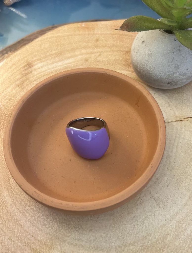 ✨ UShine.gr: Ατσάλινο statement δαχτυλίδι με glossy μωβ επιφάνεια (λιλά) No 1363