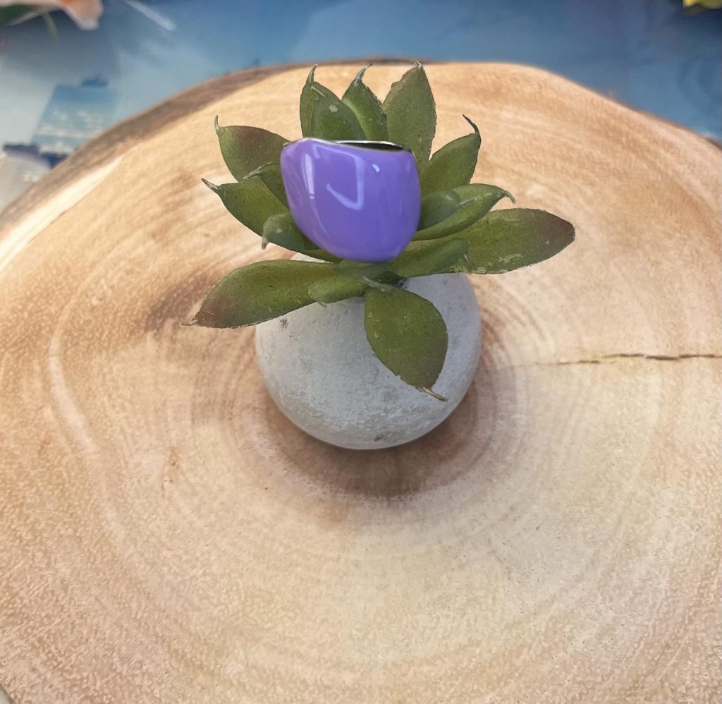 ✨ UShine.gr: Ατσάλινο statement δαχτυλίδι με glossy μωβ επιφάνεια (λιλά) No 1363