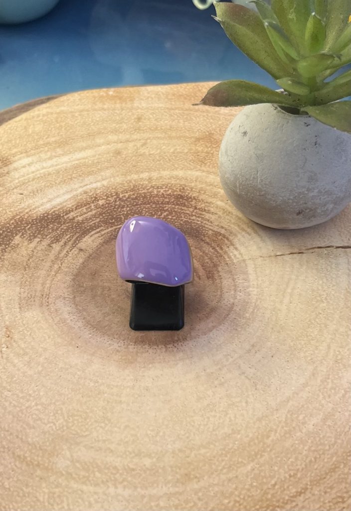 ✨ UShine.gr: Ατσάλινο statement δαχτυλίδι με glossy μωβ επιφάνεια (λιλά) No 1363