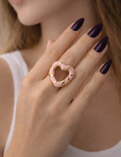 ✨ UShine.gr: Ατσάλινο statement δαχτυλίδι καρδιά με enamel λεπτομέρειες (ροζ & χρυσό) No 1367