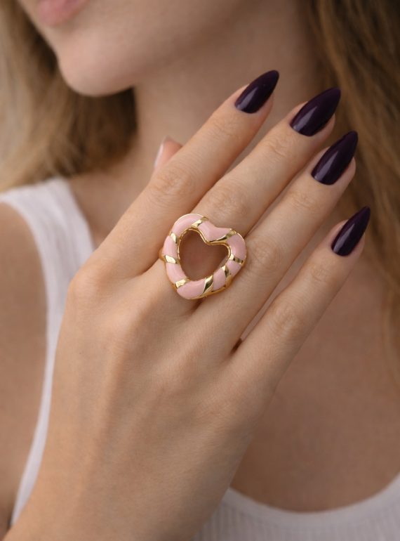 ✨ UShine.gr: Ατσάλινο statement δαχτυλίδι καρδιά με enamel λεπτομέρειες (ροζ & χρυσό) No 1367