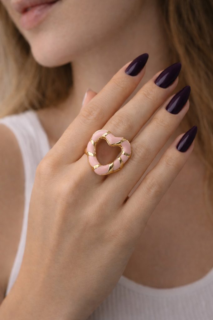 ✨ UShine.gr: Ατσάλινο statement δαχτυλίδι καρδιά με enamel λεπτομέρειες (ροζ & χρυσό) No 1367